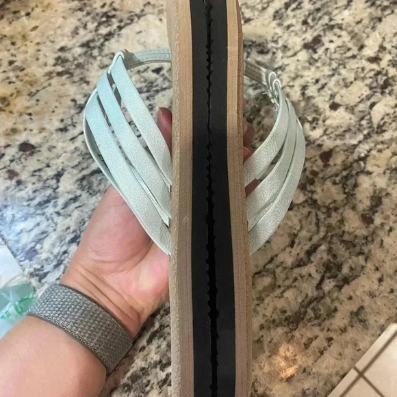 High Tide super “soft cross cross flip flop” sandal - Picture 5 of 8